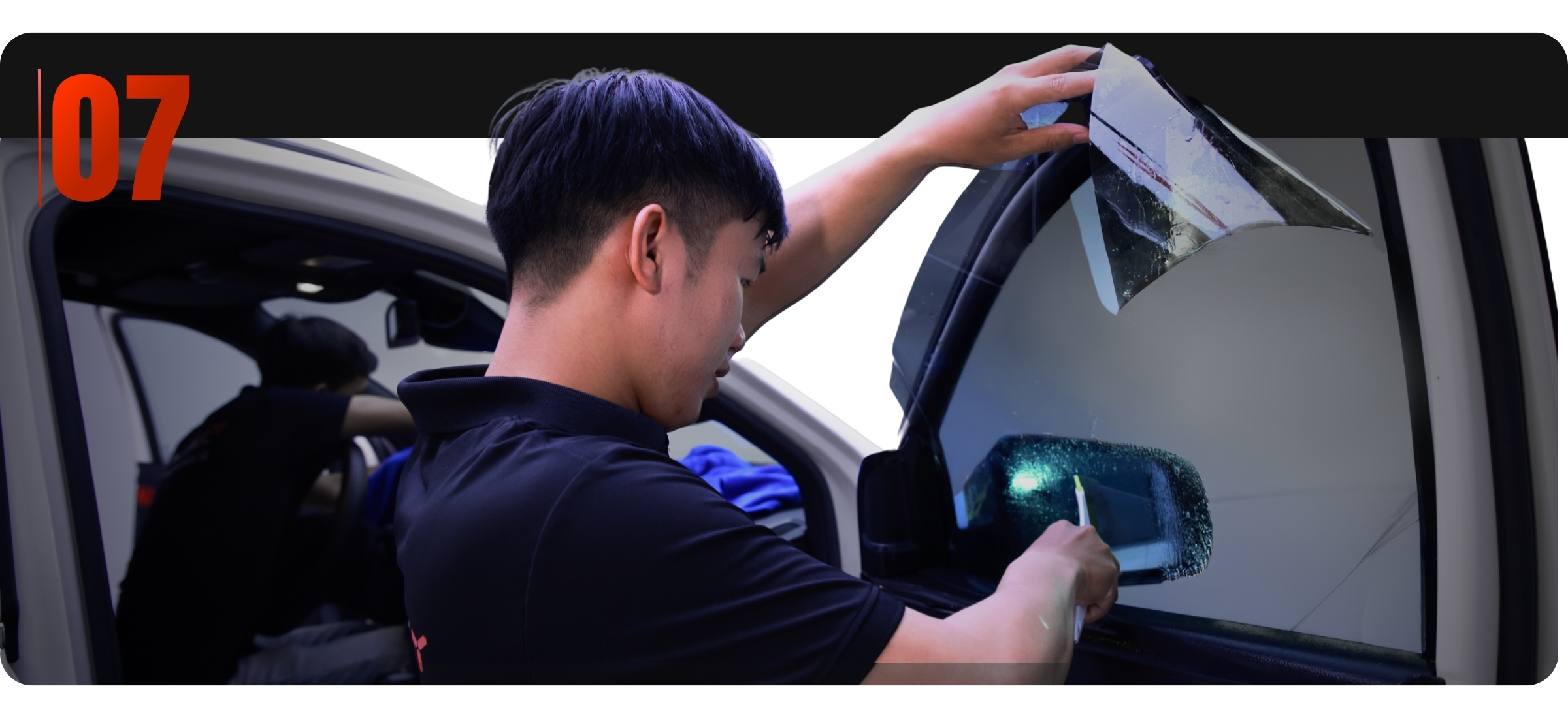 Quy trình dán phim cách nhiệt ô tô bước 7