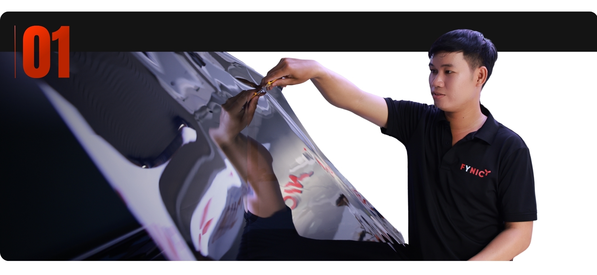 Hướng dẫn cách dán phim cách nhiệt ô tô tại nhà theo chuẩn quy trình với 8 bước đơn giản 3 Cắt tấm phim cách nhiệt theo kích thước đã đo