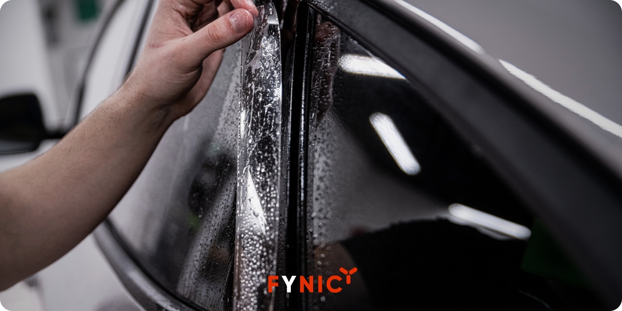 Top 15 cách chống nóng cho xe ô tô đơn giản ngày hè 3 Dán decal trắng, decal phủ bạc/nhôm hoặc chrome lên nóc xe là một trong những giải pháp chống nóng ô tô hiệu quả