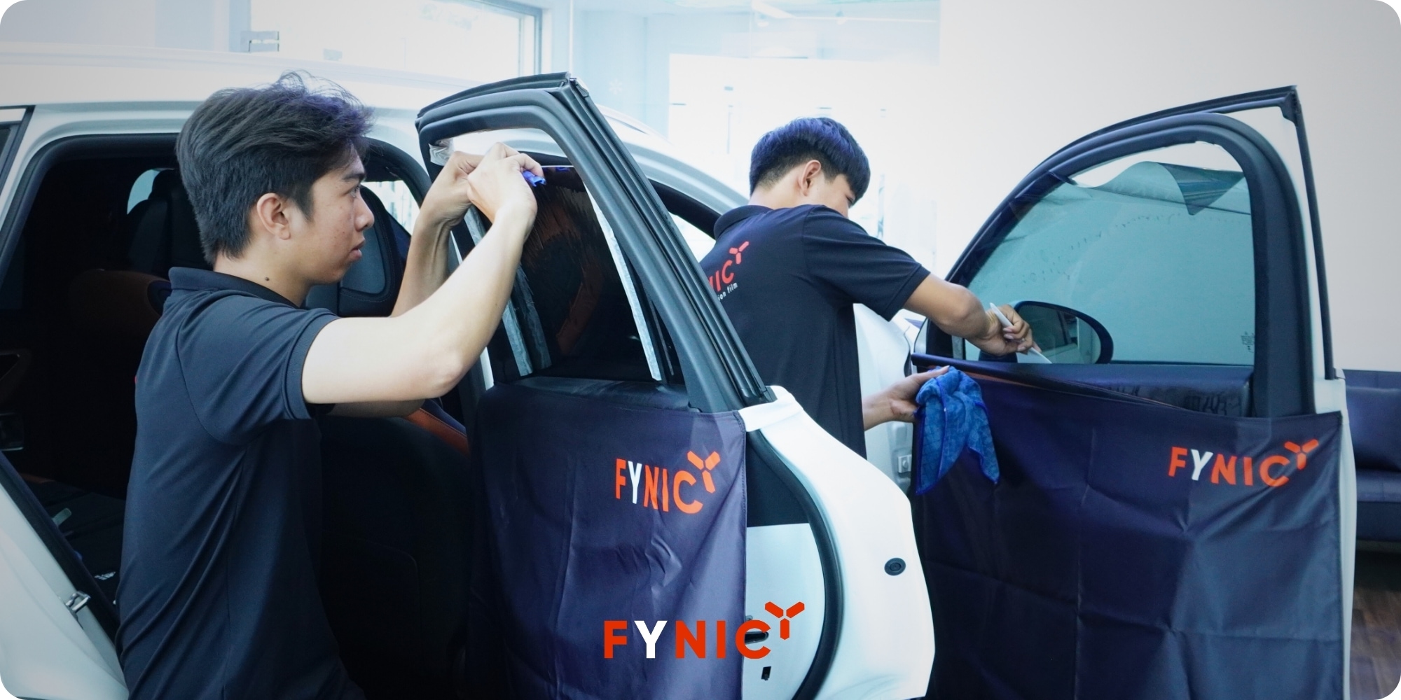 Nên dán phim cách nhiệt bên trong hay bên ngoài là chuẩn? Quy trình dán phim cách nhiệt đẹp như chuyên gia 1 Dán phim cách nhiệt bên trong là cách dán phim cách nhiệt chuẩn