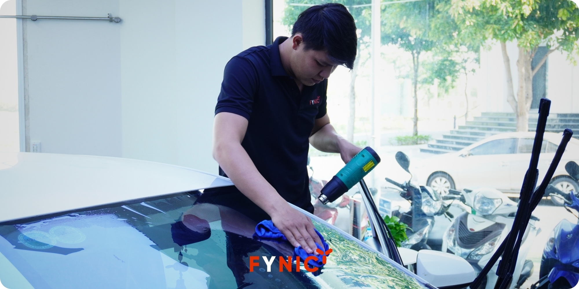 Top 15 cách chống nóng cho xe ô tô đơn giản ngày hè 2 Dán phim cách nhiệt giúp chống nóng cho xe ô tô và mang đến nhiều lợi ích khác