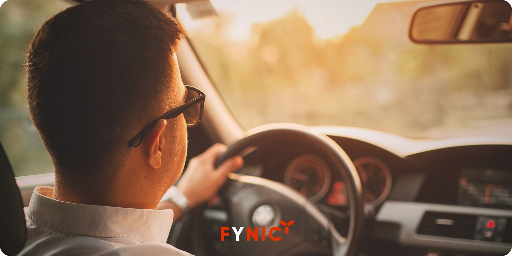 Cách bảo vệ da khi đi xe ô tô an toàn dưới trời nắng 4 Đeo kính râm khi lái xe là lớp “lá chắn” đơn giản nhưng hiệu quả