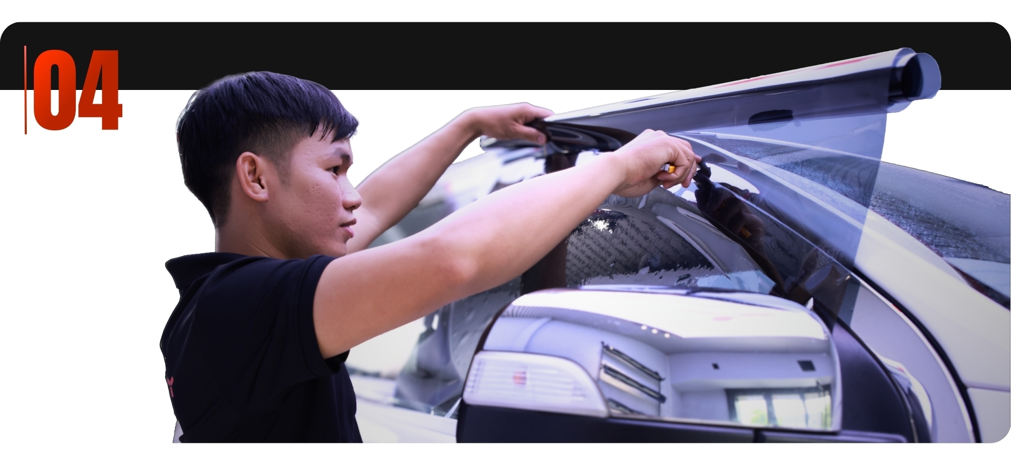 Hướng dẫn cách dán phim cách nhiệt ô tô tại nhà theo chuẩn quy trình với 8 bước đơn giản 6 Dùng dao rọc giấy cắt phim theo chính xác form kính thực tế