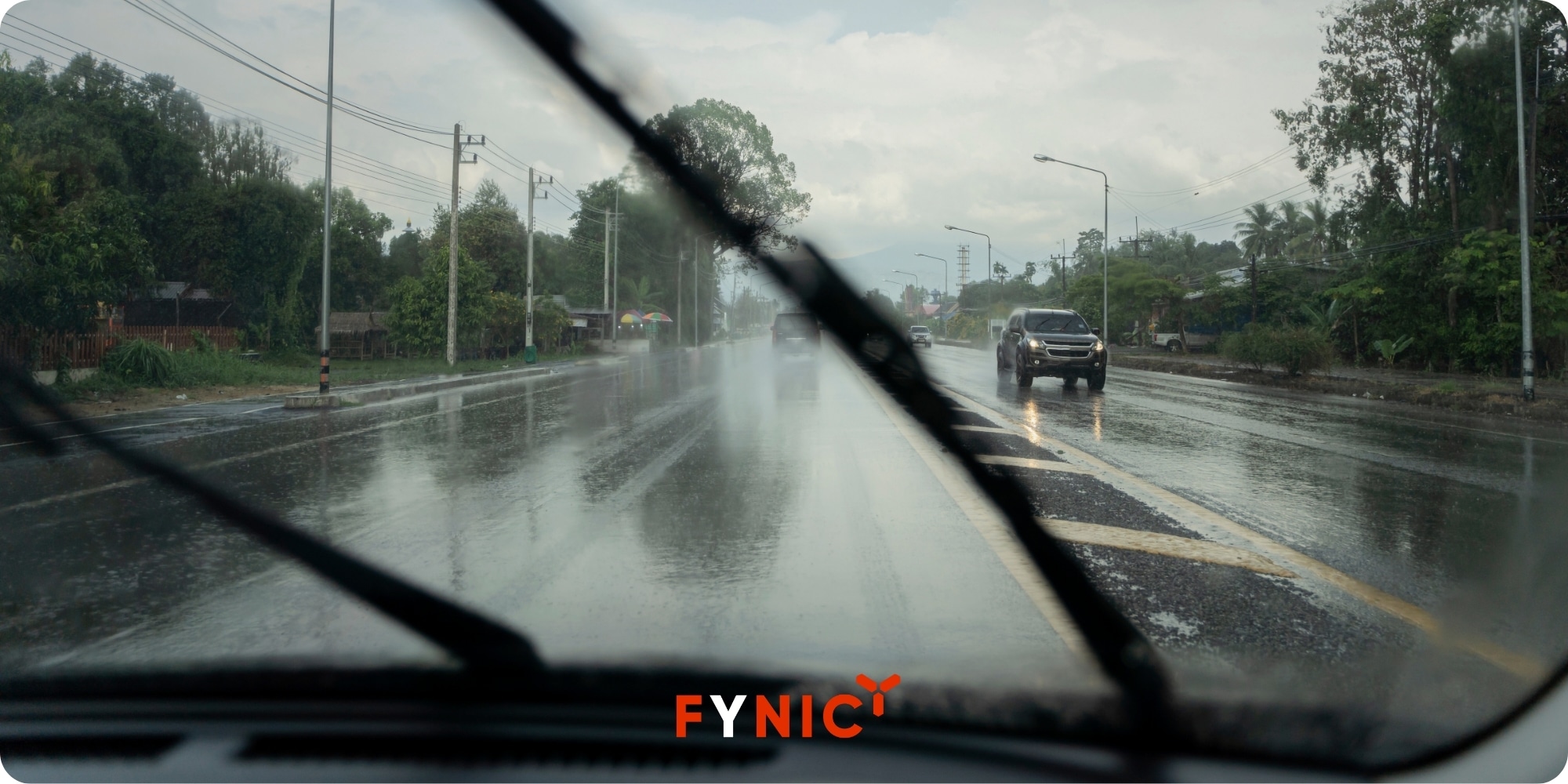 Gạt mưa và dung dịch rửa kính đóng vai trò quan trọng trong việc giữ tầm nhìn rõ