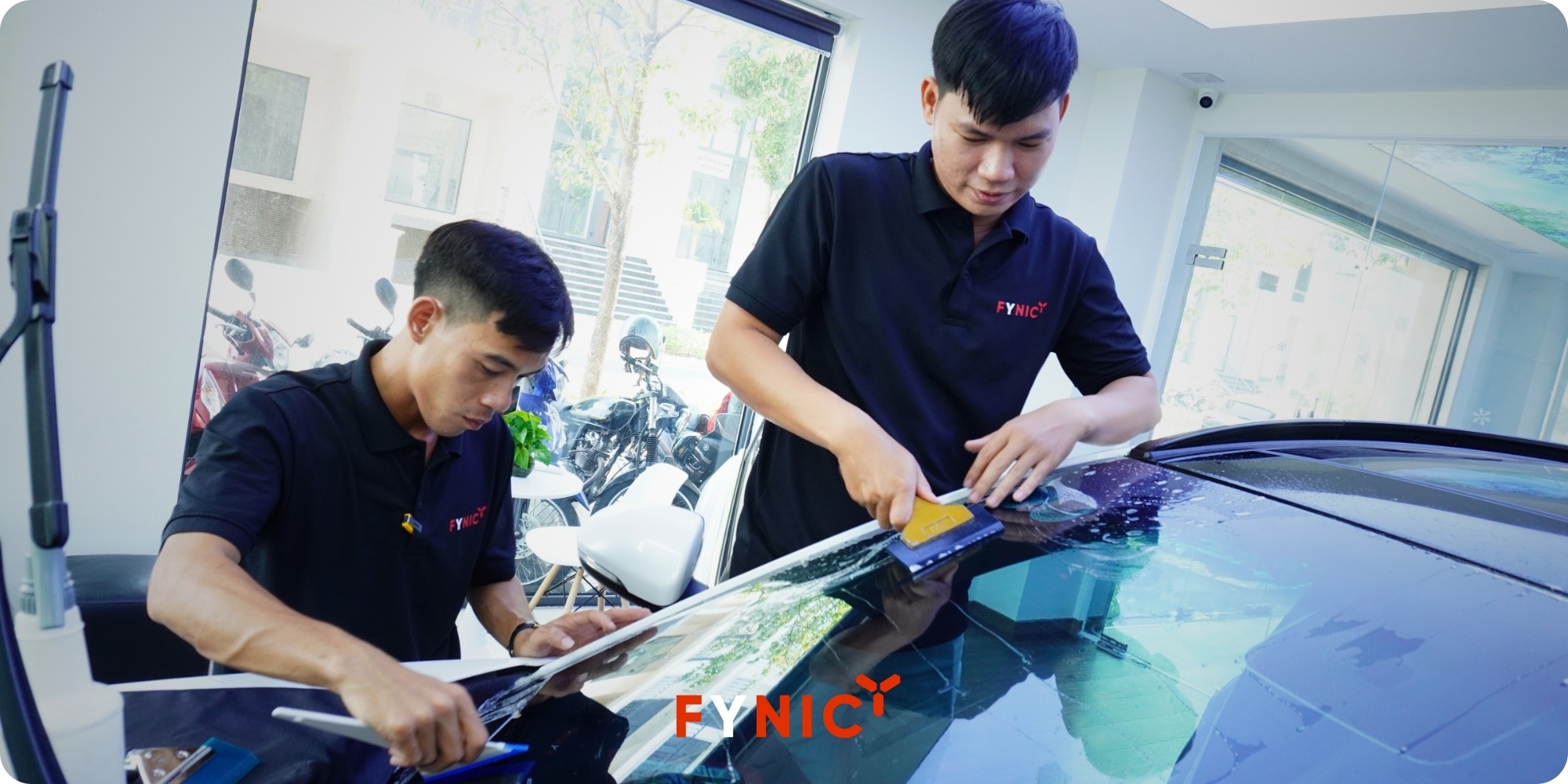 Cách bảo vệ da khi đi xe ô tô an toàn dưới trời nắng 3 Giải pháp bảo vệ da khi đi xe ô tô hiệu quả và bền vững nhất chính là dán phim cách nhiệt ô tô