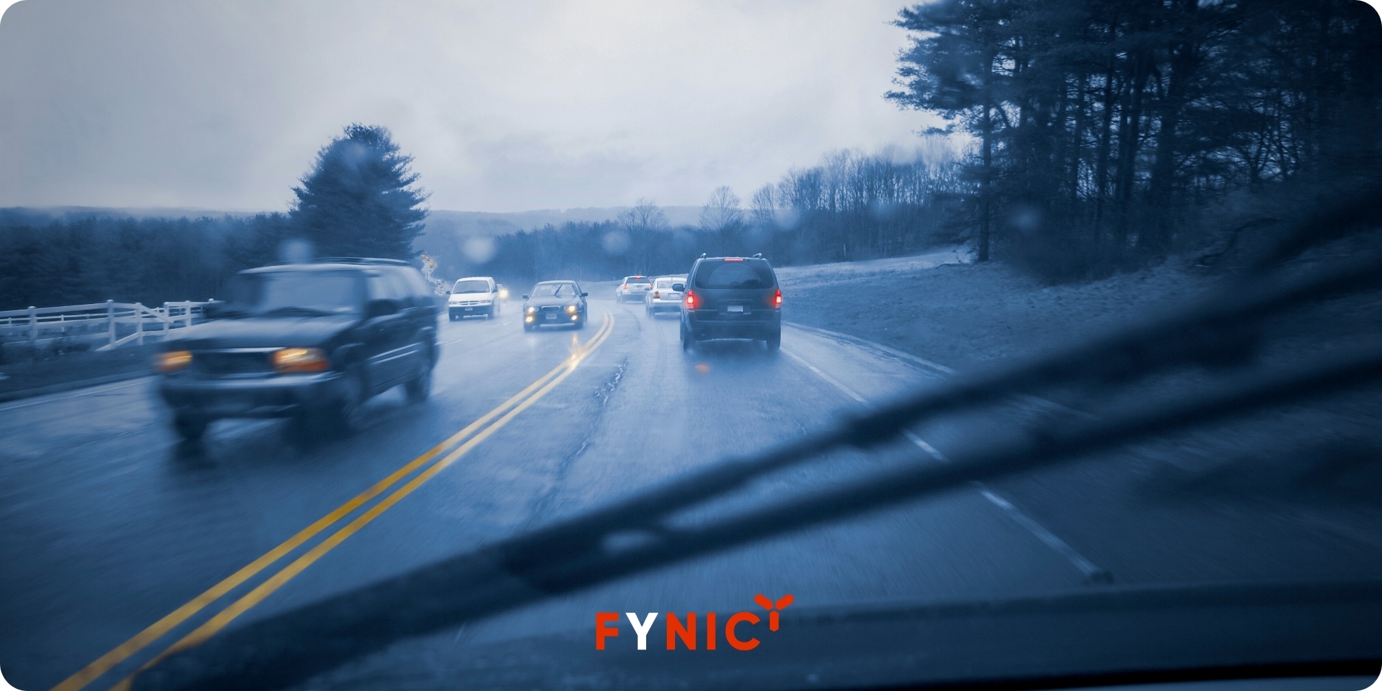 Khi lái xe trời mưa, việc giảm tốc độ là yếu tố tiên quyết để giữ an toàn