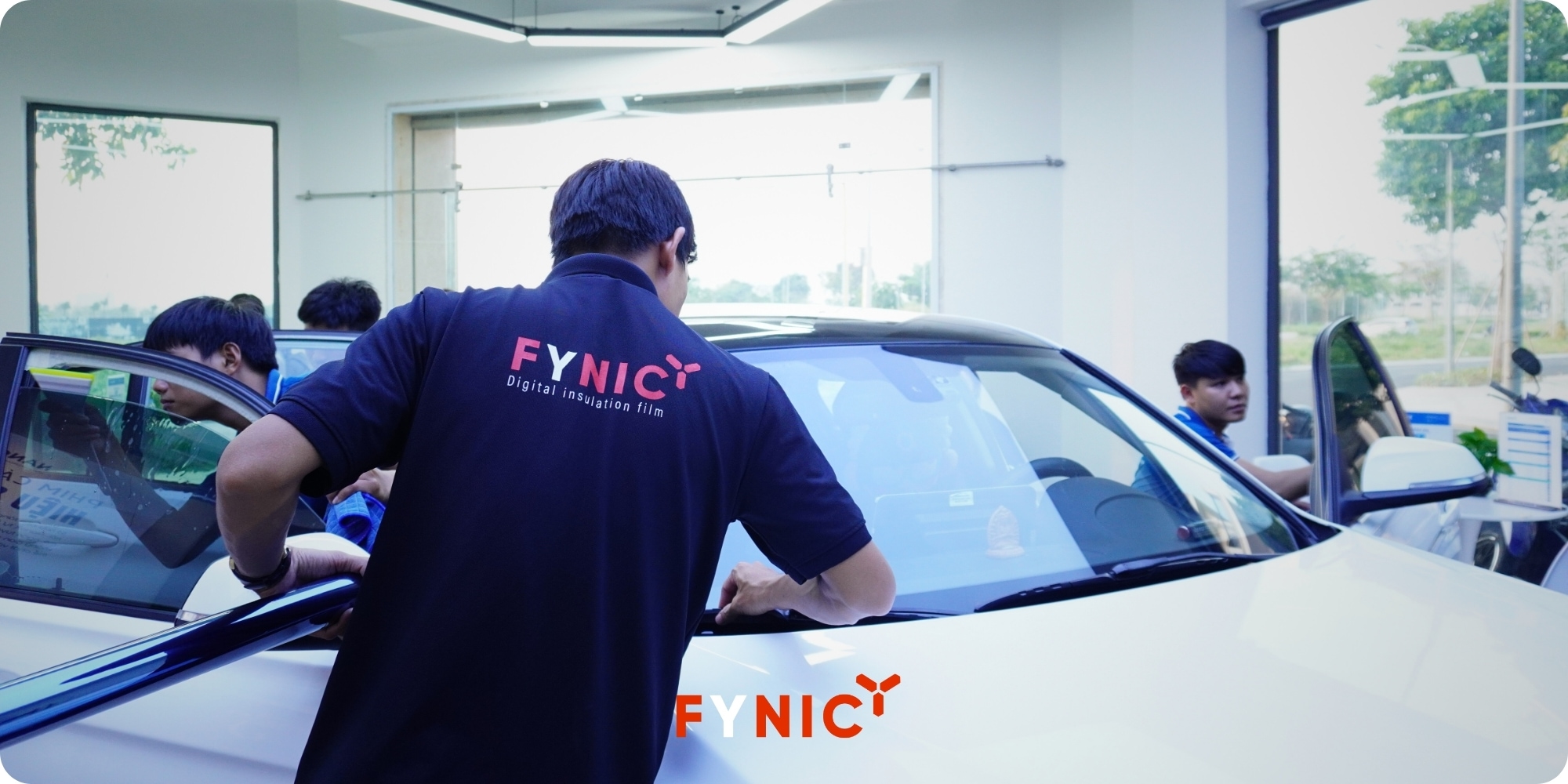 Khi phát hiện dán nhầm phim cách nhiệt kém chất lượng, giải pháp hiệu quả nhất là lột bỏ lớp phim cũ