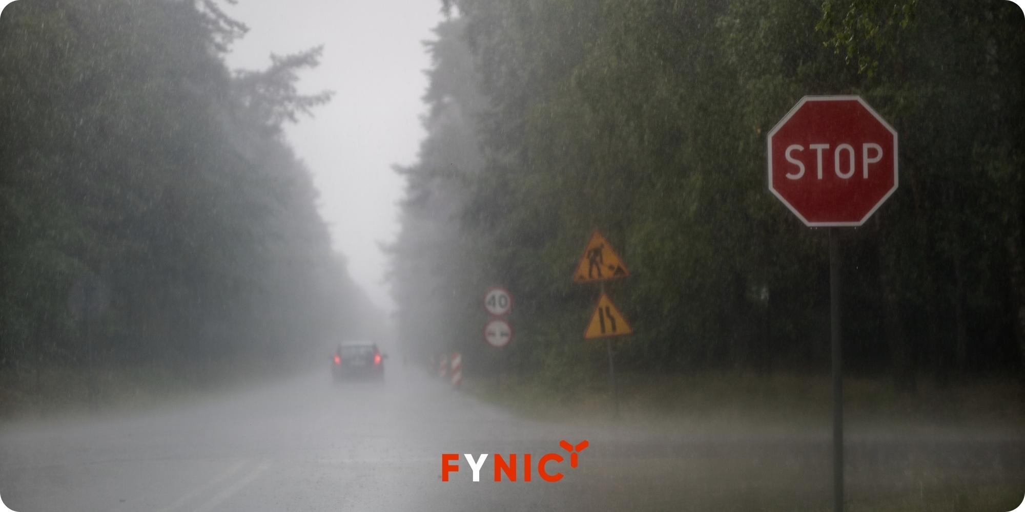 Lái xe khi trời mưa ban đêm việc quan sát biển báo, vạch kẻ đường