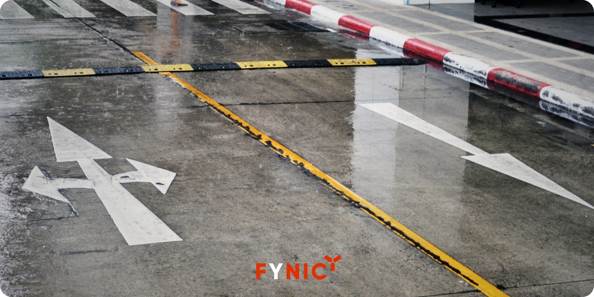 Mẹo vặt khi lái xe dưới trời mưa là bám theo vạch kẻ