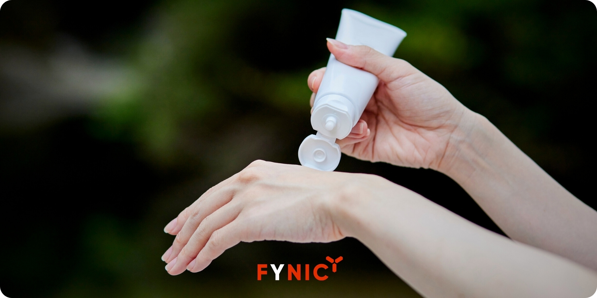 Cách bảo vệ da khi đi xe ô tô an toàn dưới trời nắng 2 Thoa kem chống nắng là cách bảo vệ da khi đi xe ô tô đơn giản, cần giữ thói quen