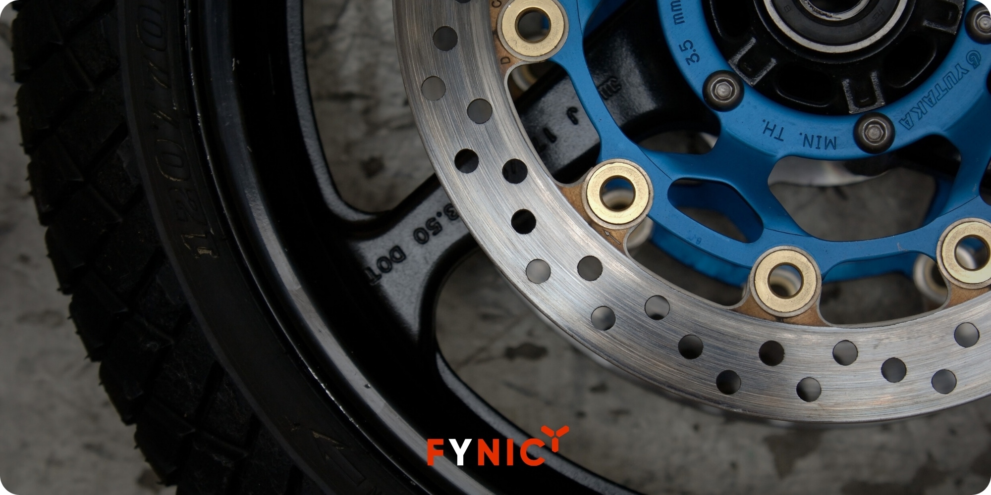 Trước và sau khi lái xe trời mưa đều cần kiểm tra hệ thống phanh