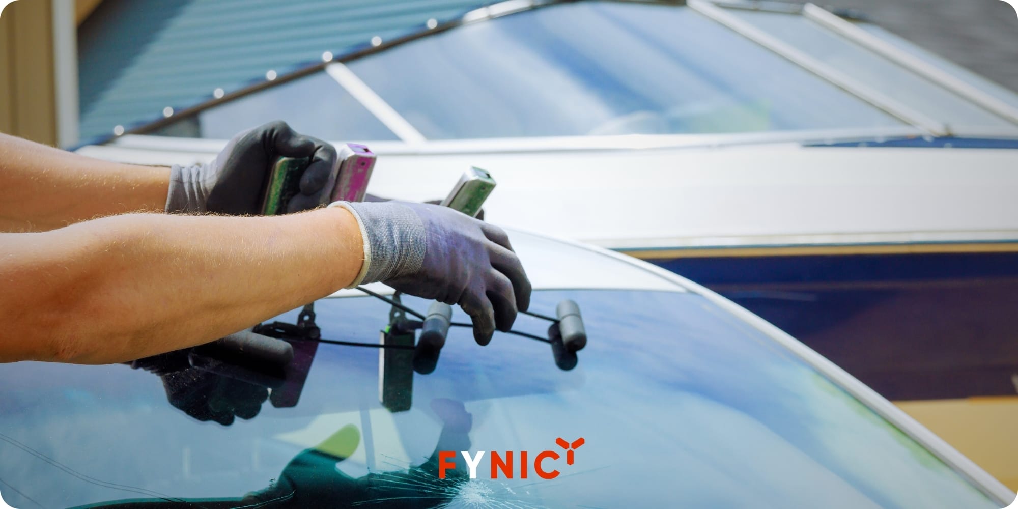 Cách giúp giảm chói mắt khi lái xe ô tô an toàn và hiệu quả 8 Bảo dưỡng định kỳ kính chắn gió, gương giúp hạn chế tối đa hiện tượng lóa mắt