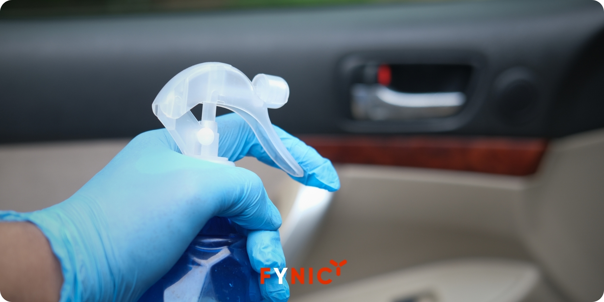 Gợi ý 18 phụ kiện cần thiết cho ô tô, cần lưu ý gì khi chọn 17 Bình xịt vệ sinh nội thất là giải pháp tiện lợi