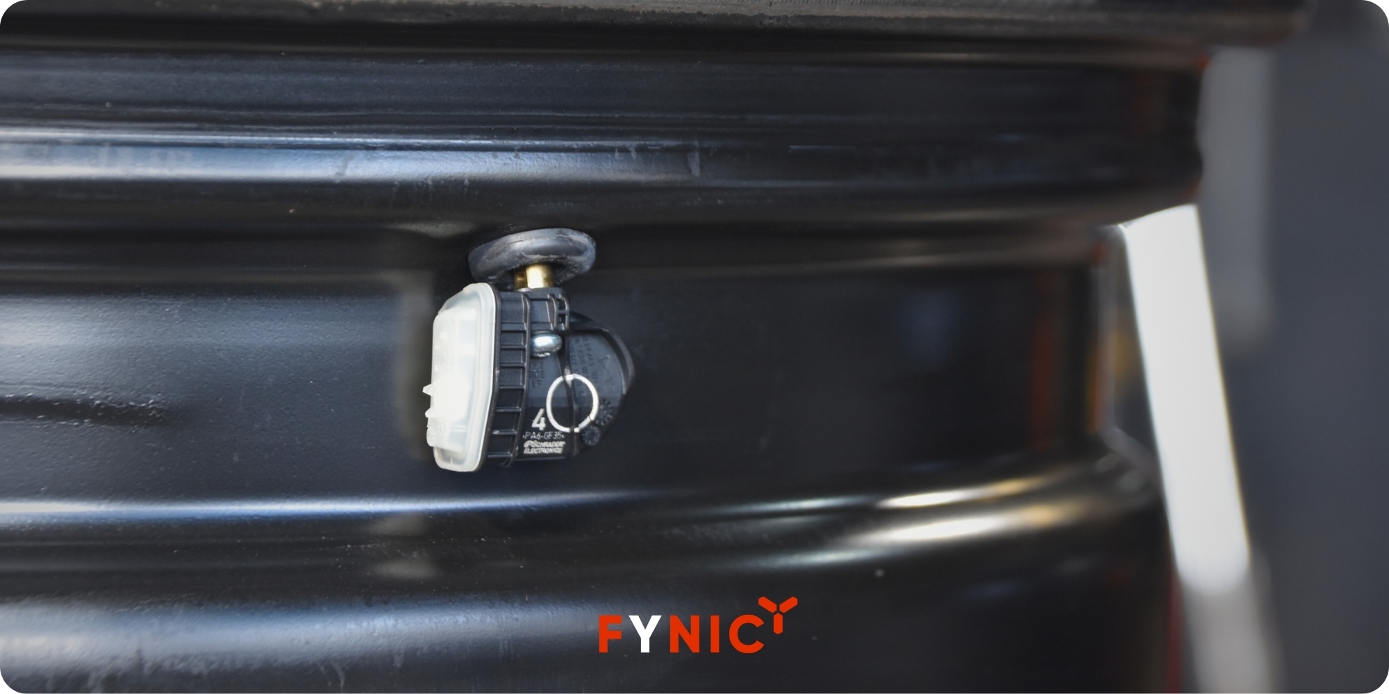 Gợi ý 18 phụ kiện cần thiết cho ô tô, cần lưu ý gì khi chọn 9 Cảm biến áp suất lốp như một loại trang bị an toàn ô tô