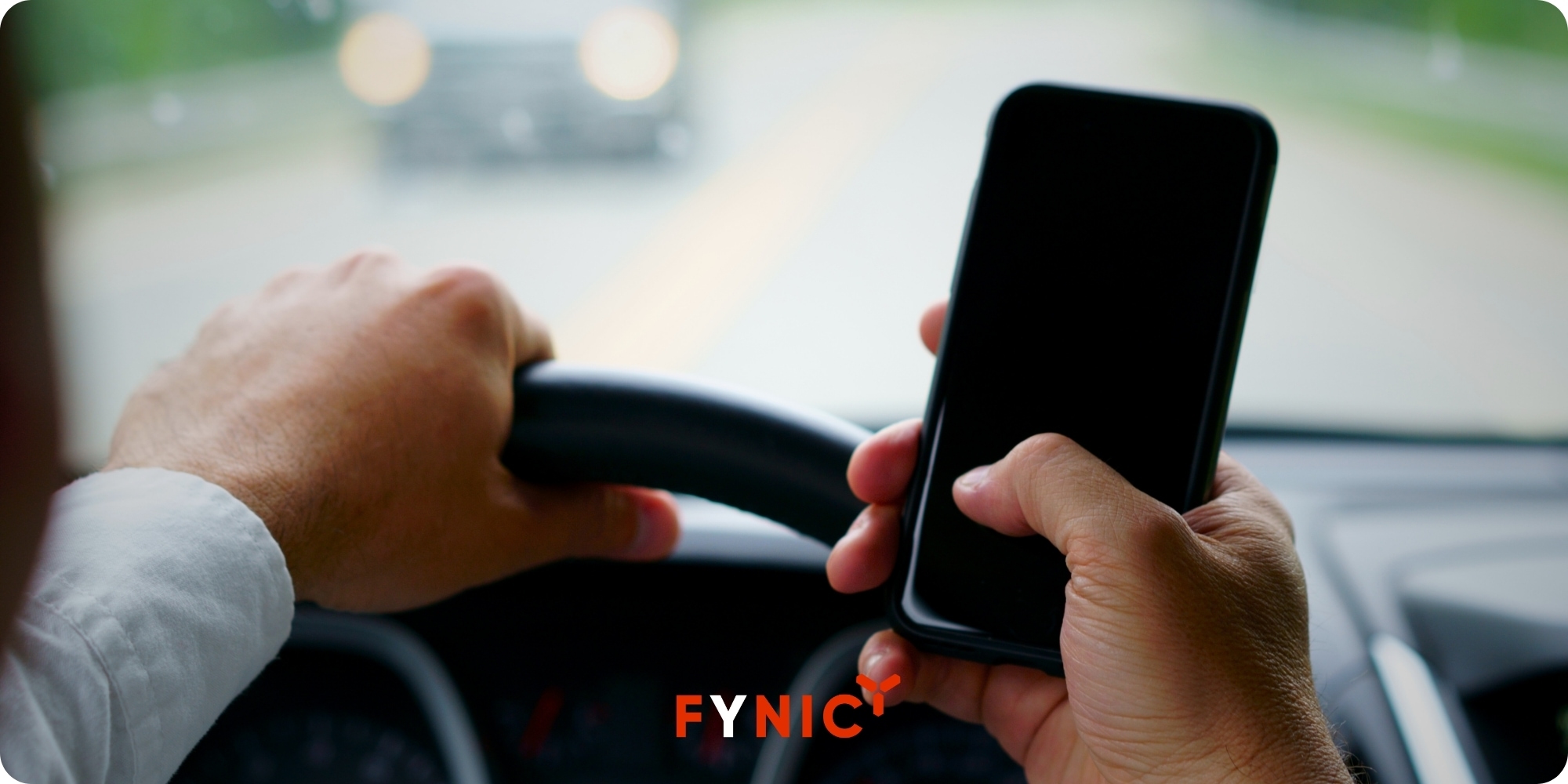 Kinh nghiệm lái xe đêm an toàn và hữu ích 6 Hạn chế tối đa việc dùng điện thoại khi lái ô tô ban đêm tránh mất tập trung