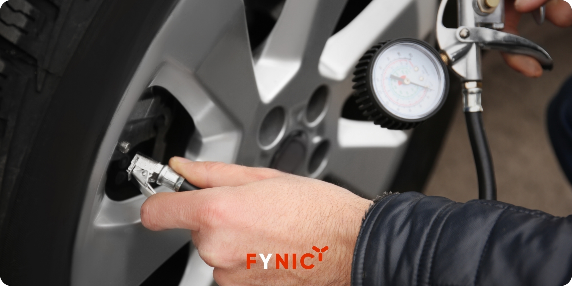 Kinh nghiệm lái xe đêm an toàn và hữu ích 11 Hãy kiểm tra áp suất lốp, hệ thống phanh và nhiên liệu để đảm bảo hành trình trơn tru, an toàn