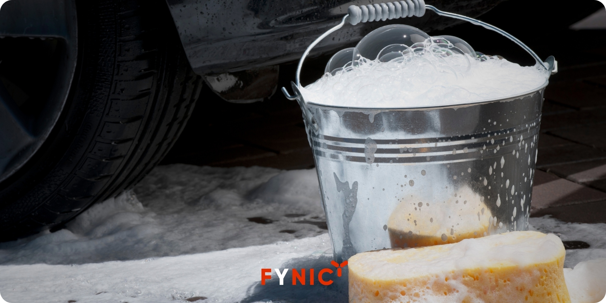 Cách rửa xe ô tô đúng cách tại nhà sạch và an toàn 5 Rửa xe tại nhà nhưng chỉ dùng một chậu nước là thói quen sai lầm dễ gây xước sơn