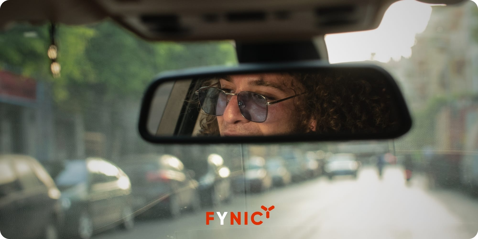 Cách giúp giảm chói mắt khi lái xe ô tô an toàn và hiệu quả 4 Sử dụng kính râm chống chói là cách giúp giảm chói mắt khi lái xe ô tô đơn giản