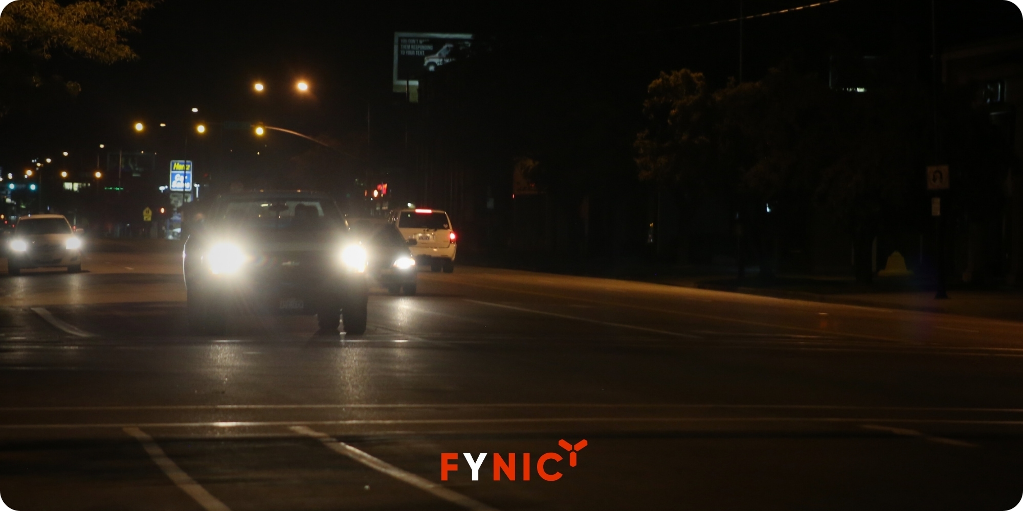 Kinh nghiệm lái xe đêm an toàn và hữu ích 4 Tuyệt đối không nhìn trực diện vào đèn pha xe ngược chiều