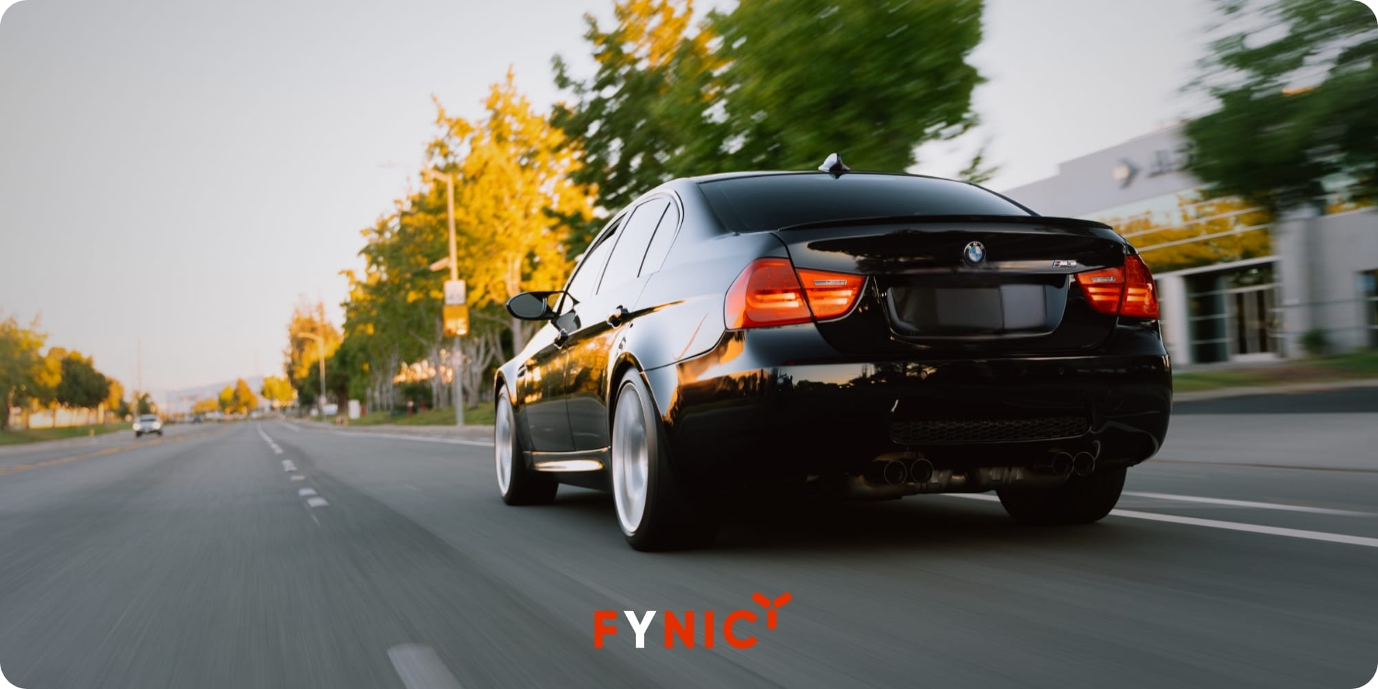 Cách giúp giảm chói mắt khi lái xe ô tô an toàn và hiệu quả 9 Ưu tiên chọn lộ trình có nhiều bóng cây hoặc tòa nhà để giúp giảm chói mắt