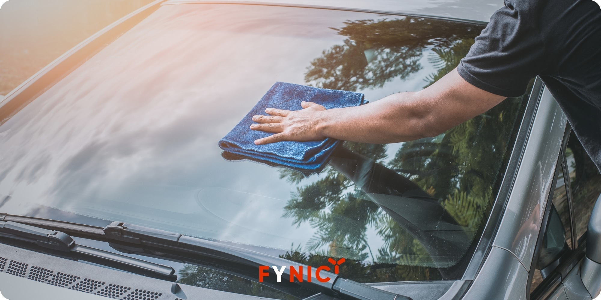 Kinh nghiệm lái xe đêm an toàn và hữu ích 10 Vệ sinh kính chắn gió và điều chỉnh gương chiếu hậu là bước không thể bỏ qua