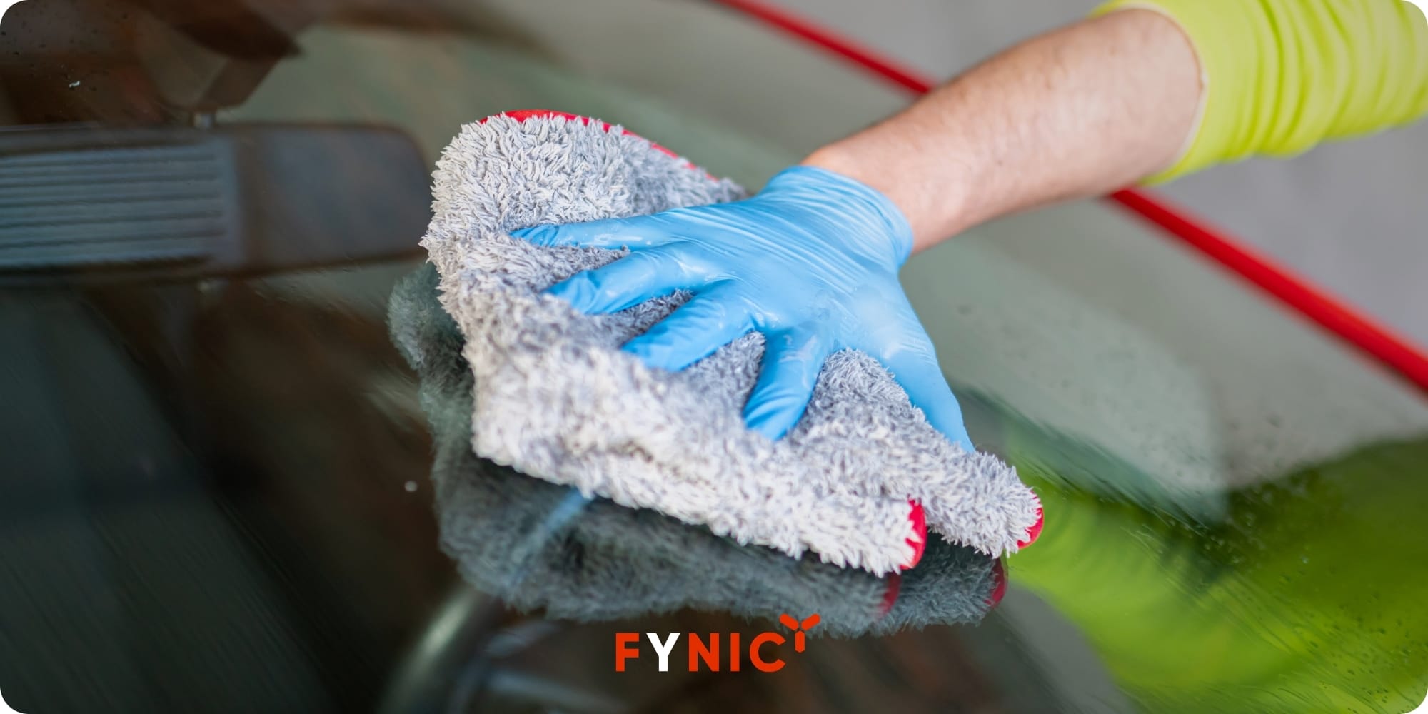 Cách giúp giảm chói mắt khi lái xe ô tô an toàn và hiệu quả 7 Vệ sinh kính chắn gió và gương xe thường xuyên là cách đơn giản để giảm chói mắt khi lái xe ô tô