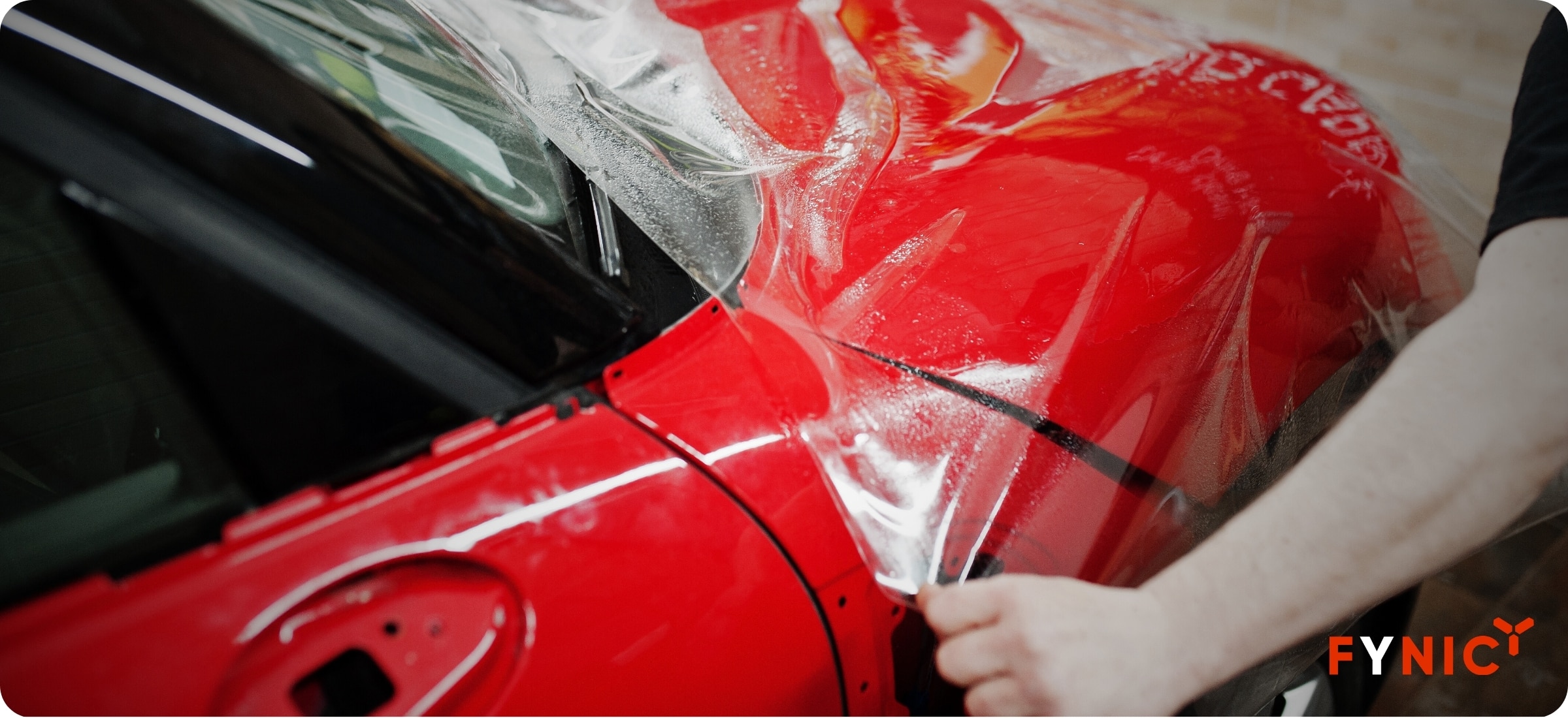 PPF được ứng dụng trực tiếp lên bề mặt sơn xe nhằm chống lại các tác nhân cơ học và môi trường