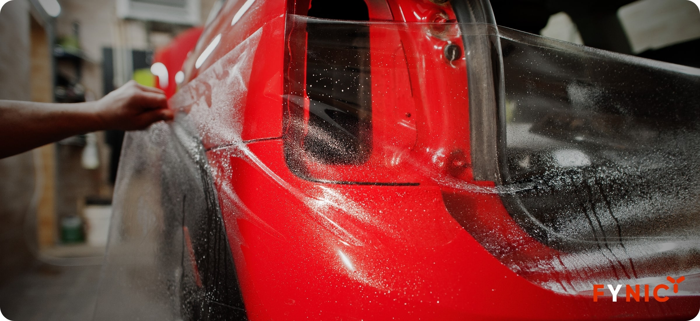 PPF (Paint Protection Film) hoạt động như một lớp màng kỹ thuật có khả năng hấp thụ lực va chạm