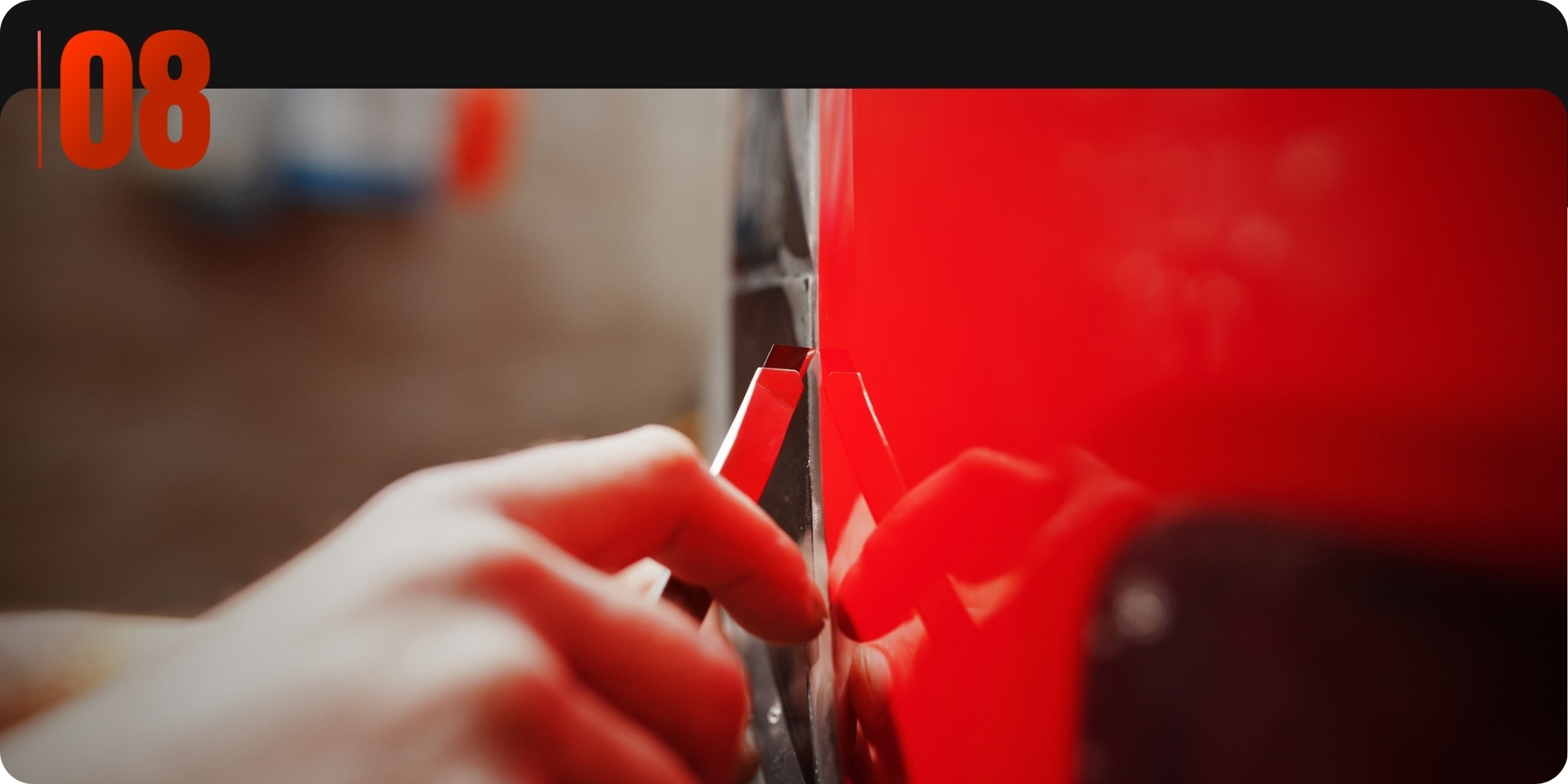 Dùng dao cắt PPF chuyên dụng nghiêng một góc tối thiểu 20 độ