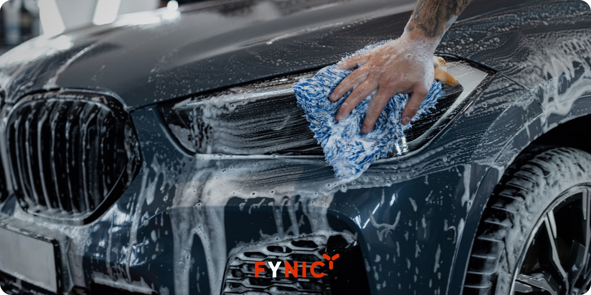 Nên thực hiện lau rửa xe ô tô thường xuyên