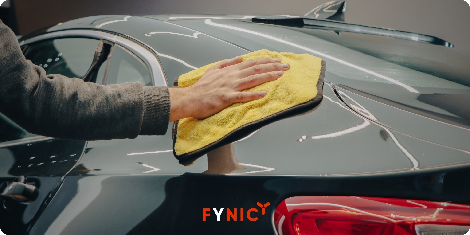 Sử dụng khăn mềm để lau chùi bề mặt xe