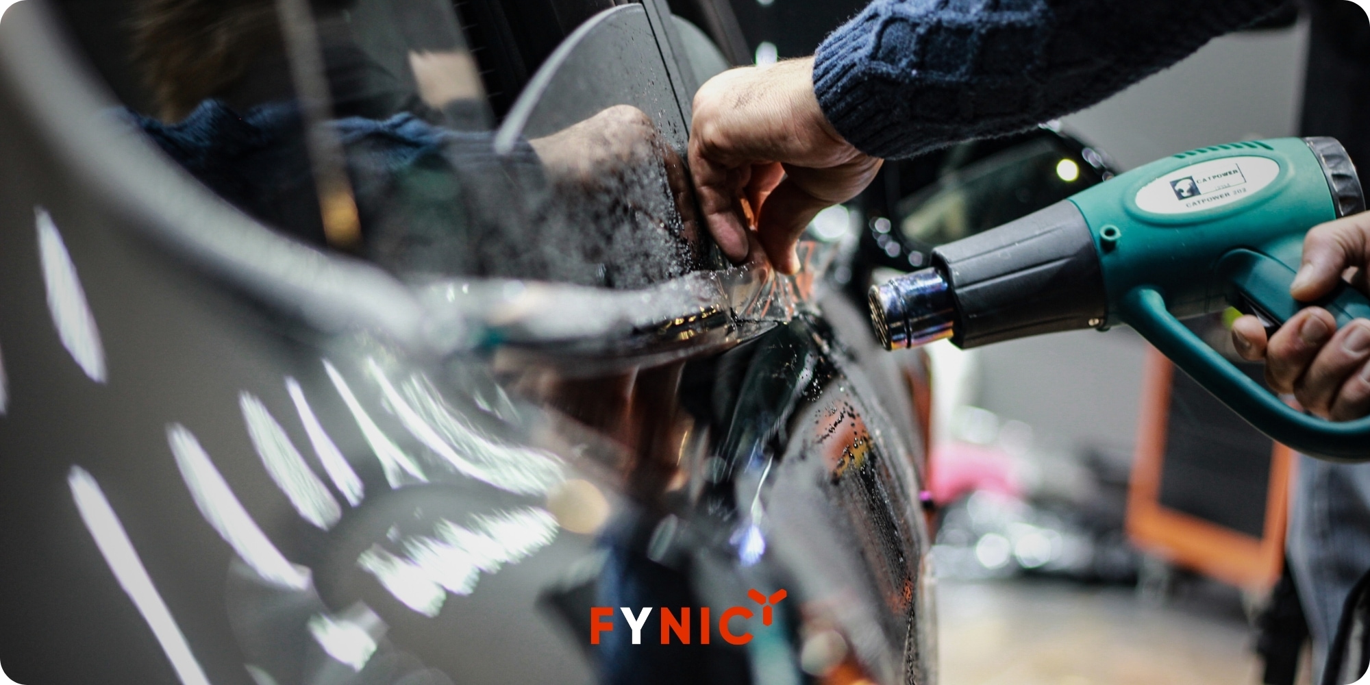 Chia sẻ 4 cách gỡ bỏ decal ô tô hiệu quả, dễ thực hiện 2 Tháo tấm decal hiệu quả với máy sấy