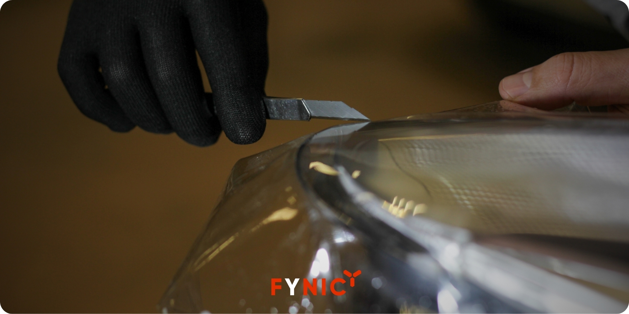 Gỡ bỏ phim PPF có làm hỏng sơn xe không? Lưu ý khi gỡ phim PPF 4 Việc tháo phim PPF một phần phụ thuộc vào loại phim đã dán